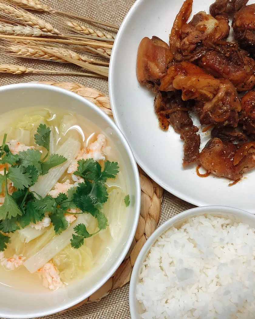 Bát canh bí nấu tôm, đĩa thịt kho và bát cơm trắng