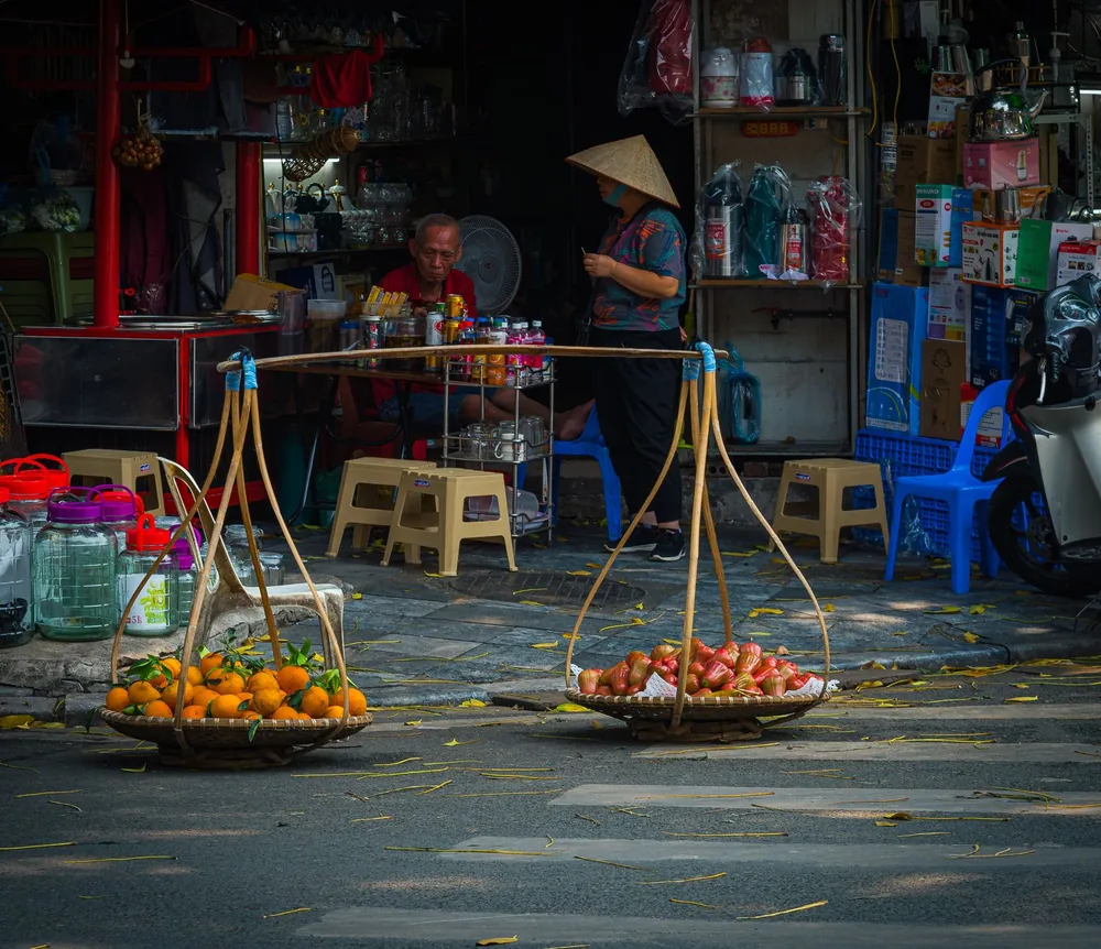 Gánh hàng rong chở cam và quả trên phố
