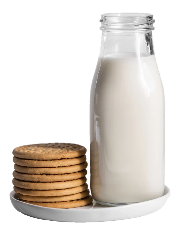 Chai sữa tươi bên chồng bánh quy