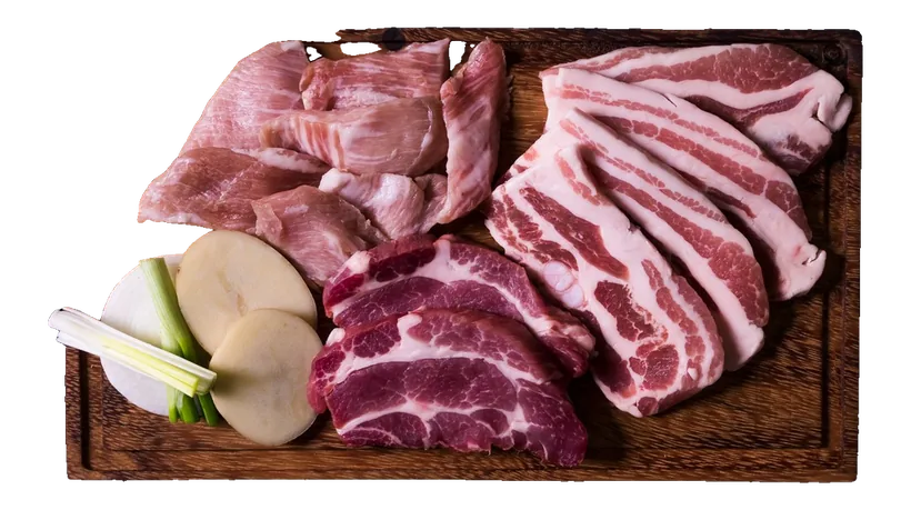 Các phần thịt heo tươi bày trên thớt gỗ